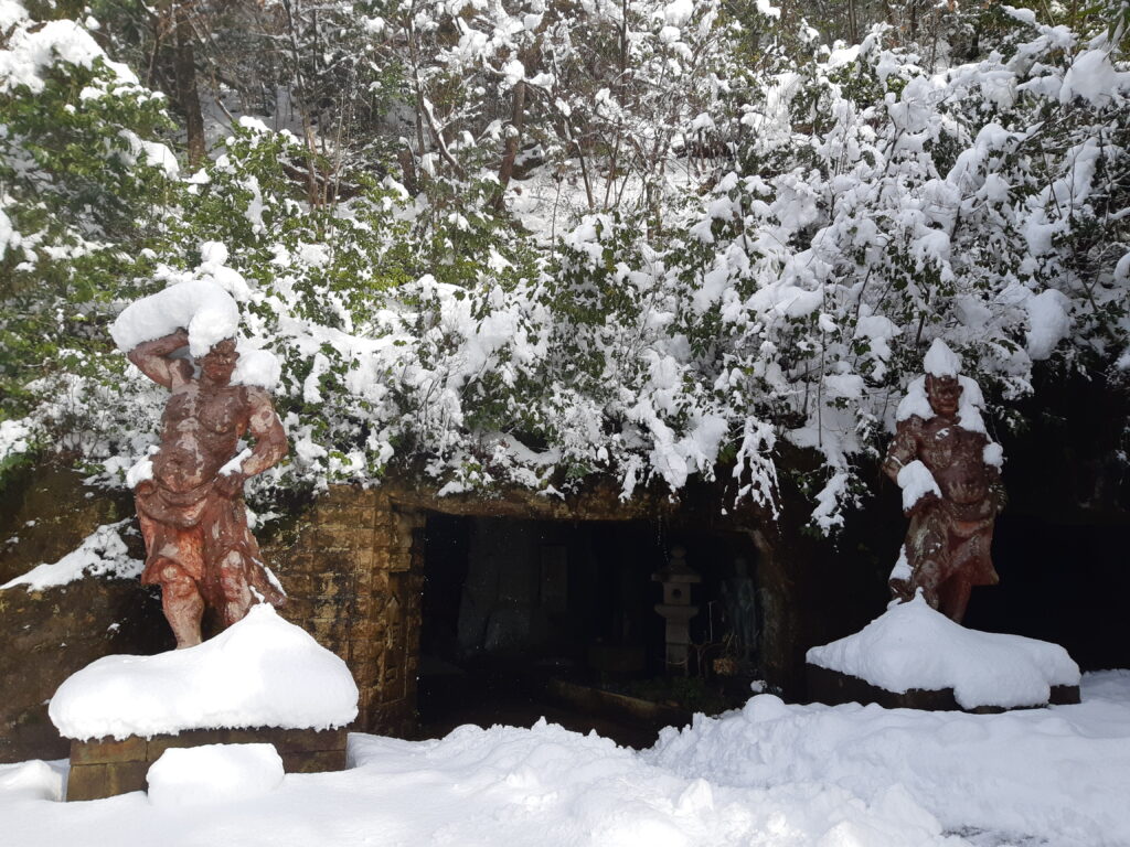 Hanibe cave entrance in snow